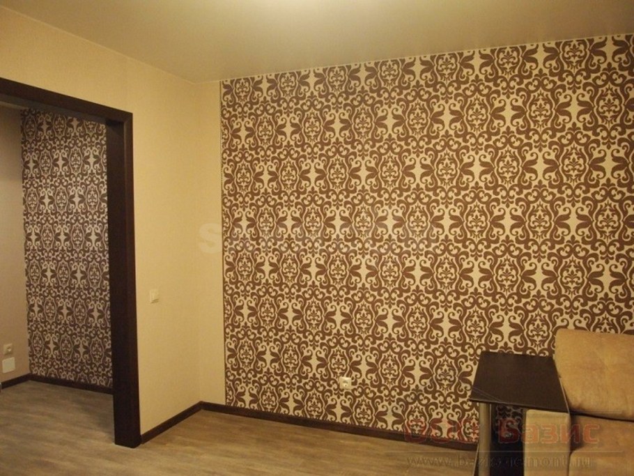 Поклейка обоев двух видов в зале