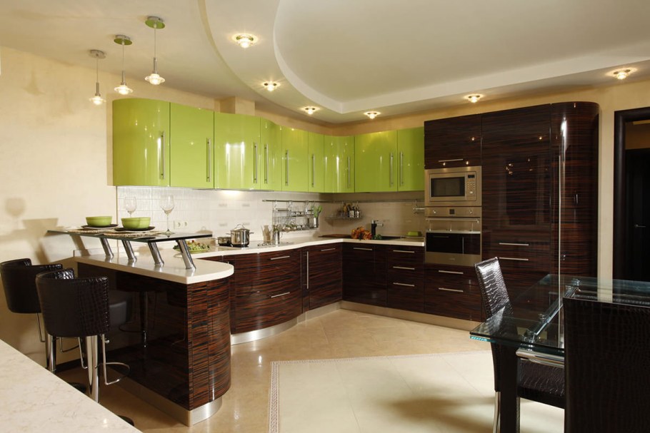 Угловая кухня с барной стойкой