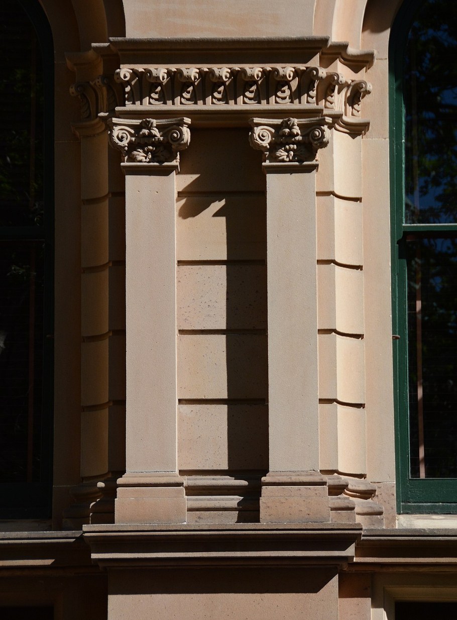 Пилястры на фасаде