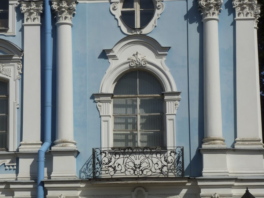 Собор Смольного монастыря люкарны