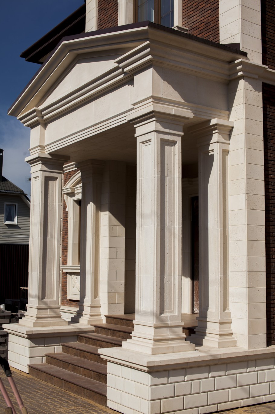 Фасад с колоннами