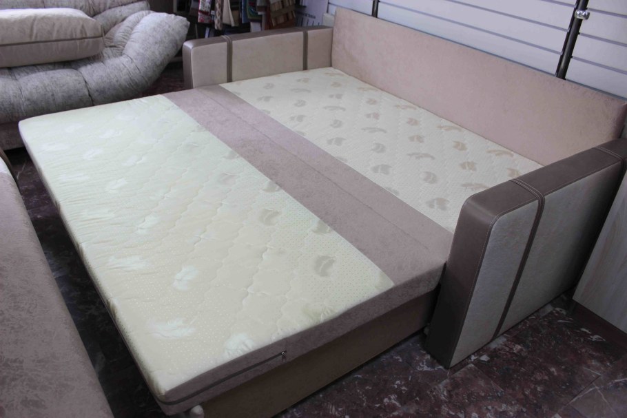 Угловой диван со спальным местом в гостиную