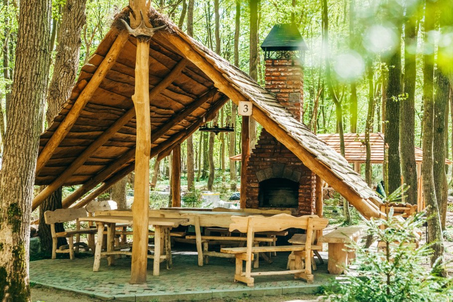 Зона барбекю в лесу