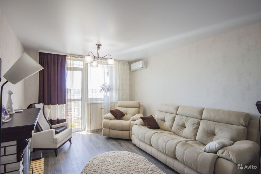 Интерьер длинной гостиной