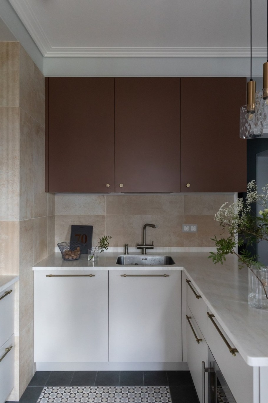 Кухня белая глянцевая п образная