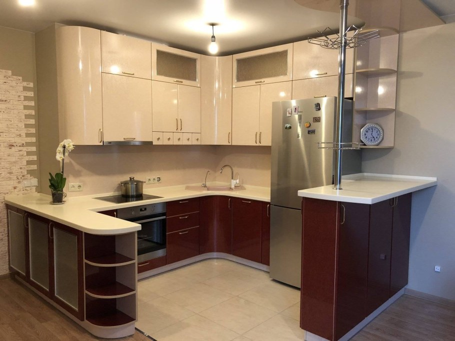 Белая кухня с серой столешницей