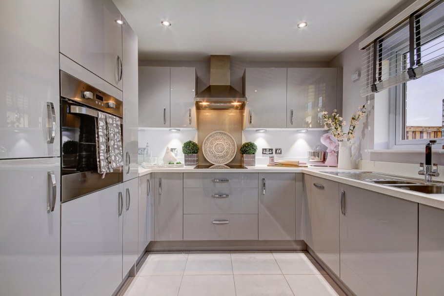 Белая кухня буквой п