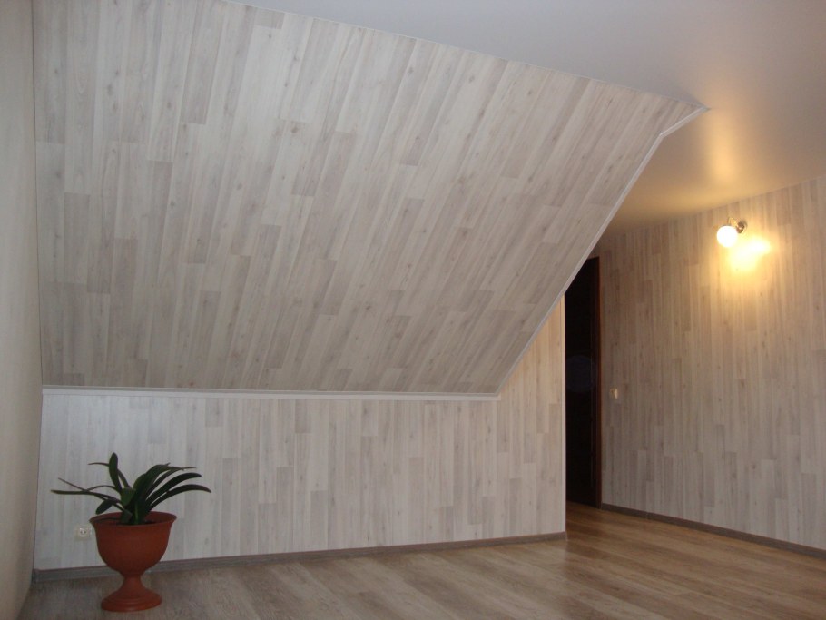 Потолок мансарды из ламината