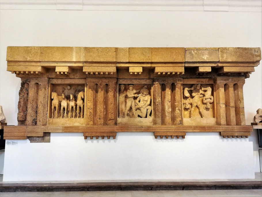 Нгмень фронтона фриз с триглифами