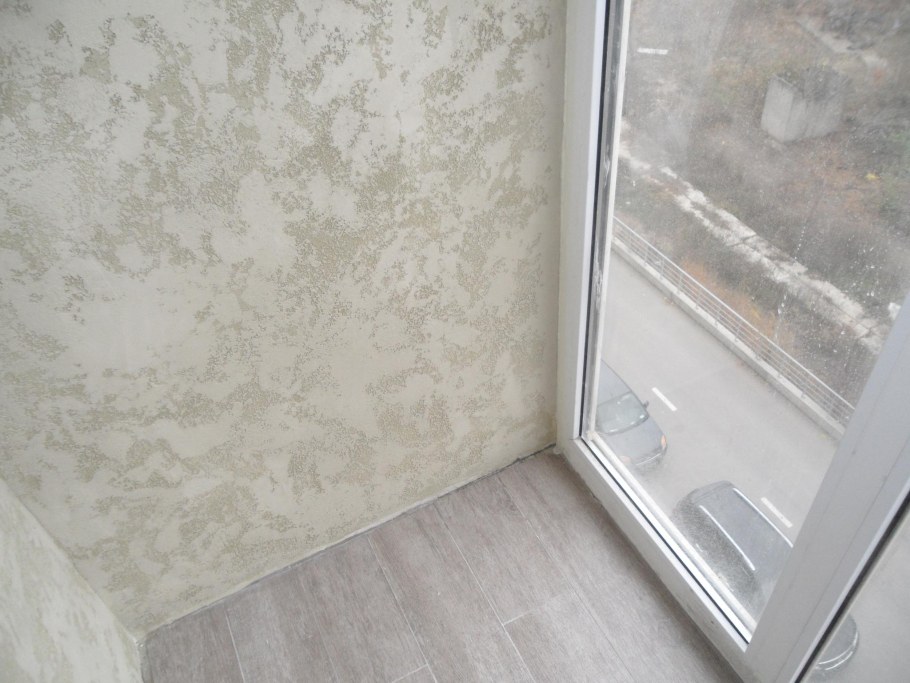 Отделка балкона декоративной штукатуркой