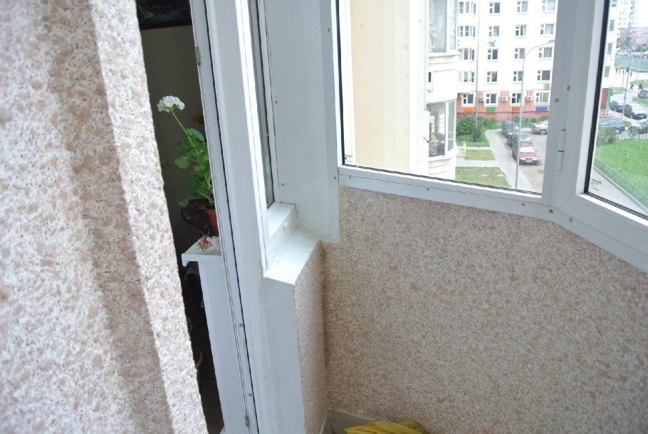 Штукатурка короед и камень на балконе