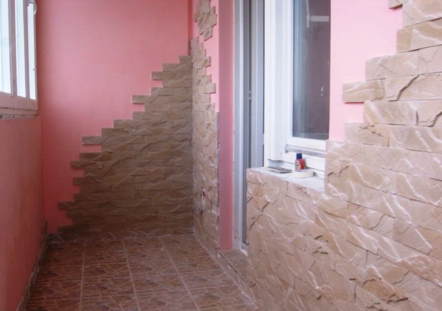 Отделка балкона камнем