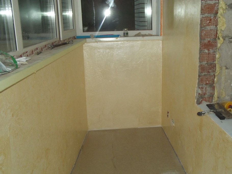 Отделка балкона декоративной штукатуркой