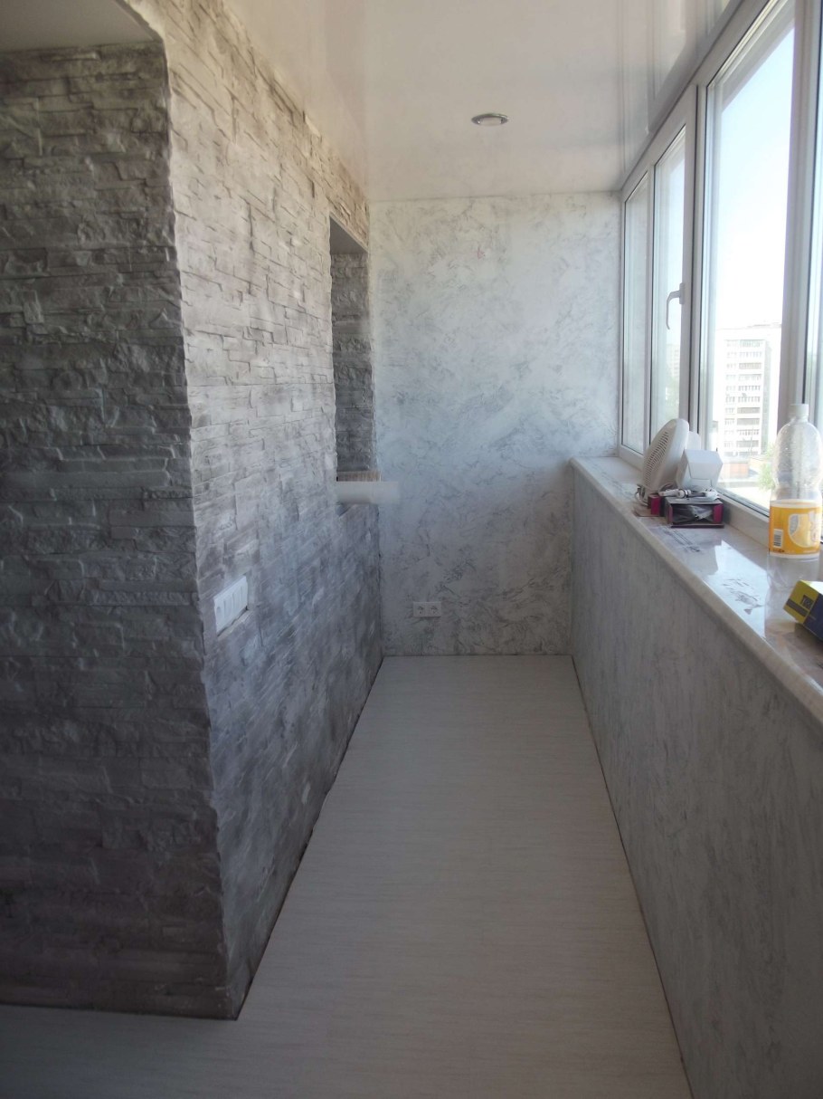 Декоративная штукатурка на балконе