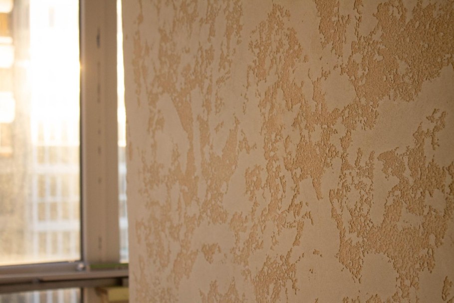 Отделка кирпичной стены на балконе