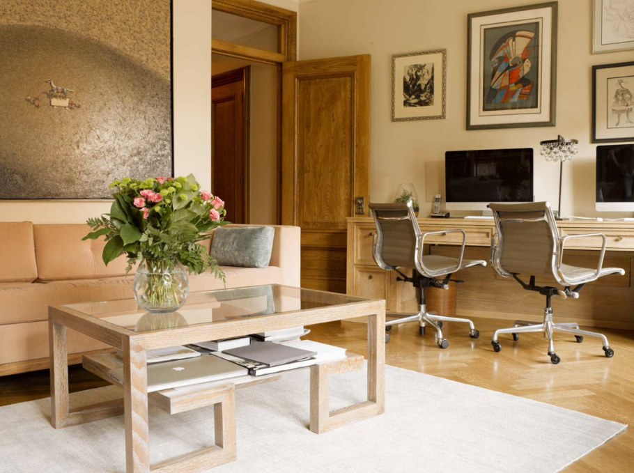 Журнальный столик с креслом в интерьере гостиной