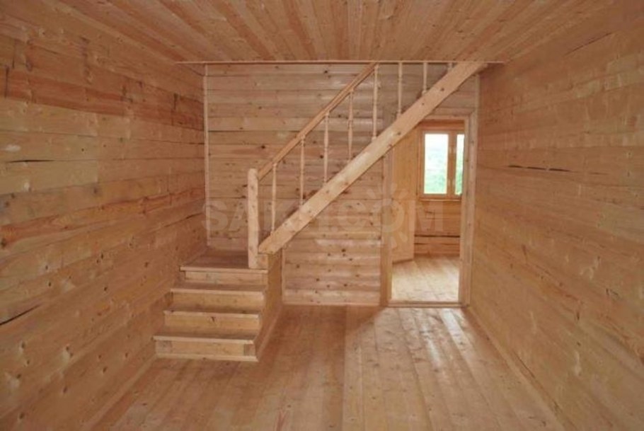 Лестница на второй этаж на даче