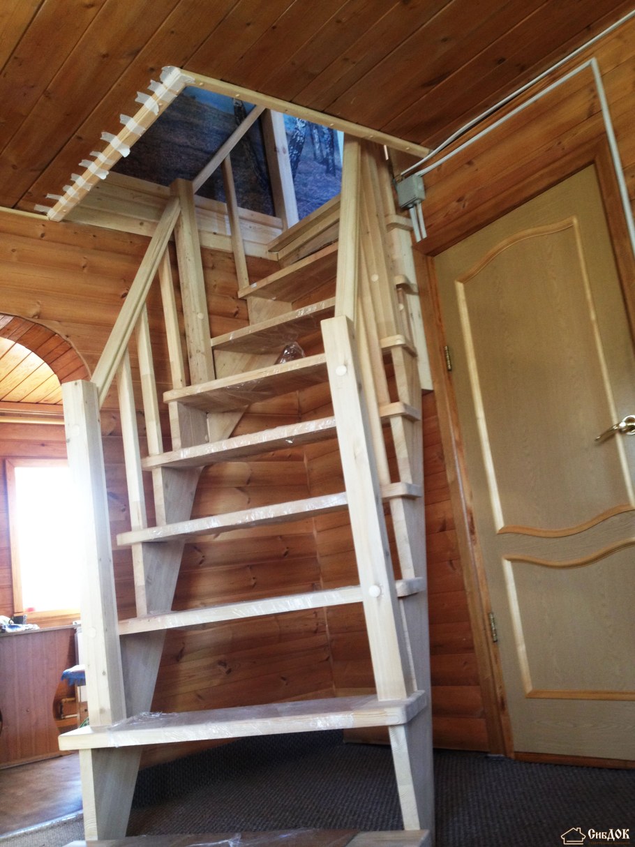 Лестница на второй этаж на даче