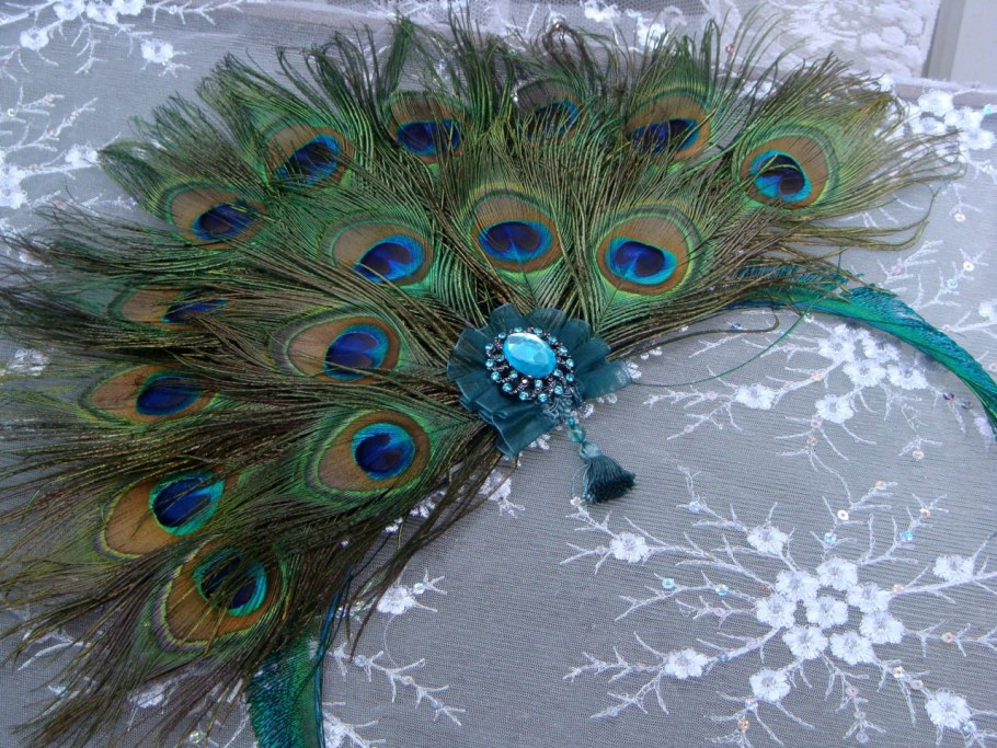 Корона с перьями павлина