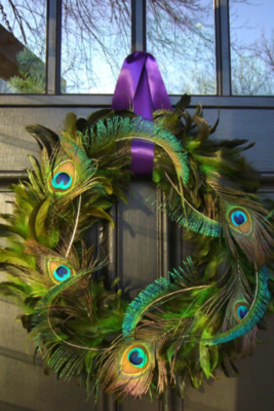 Декор из перьев павлина