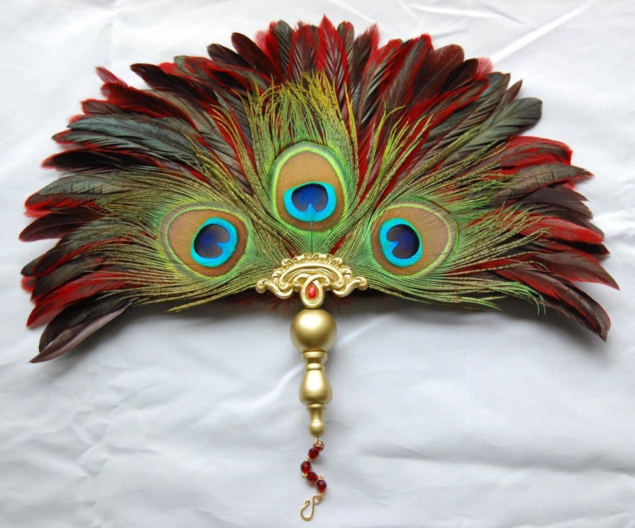 Веер из павлиньих перьев