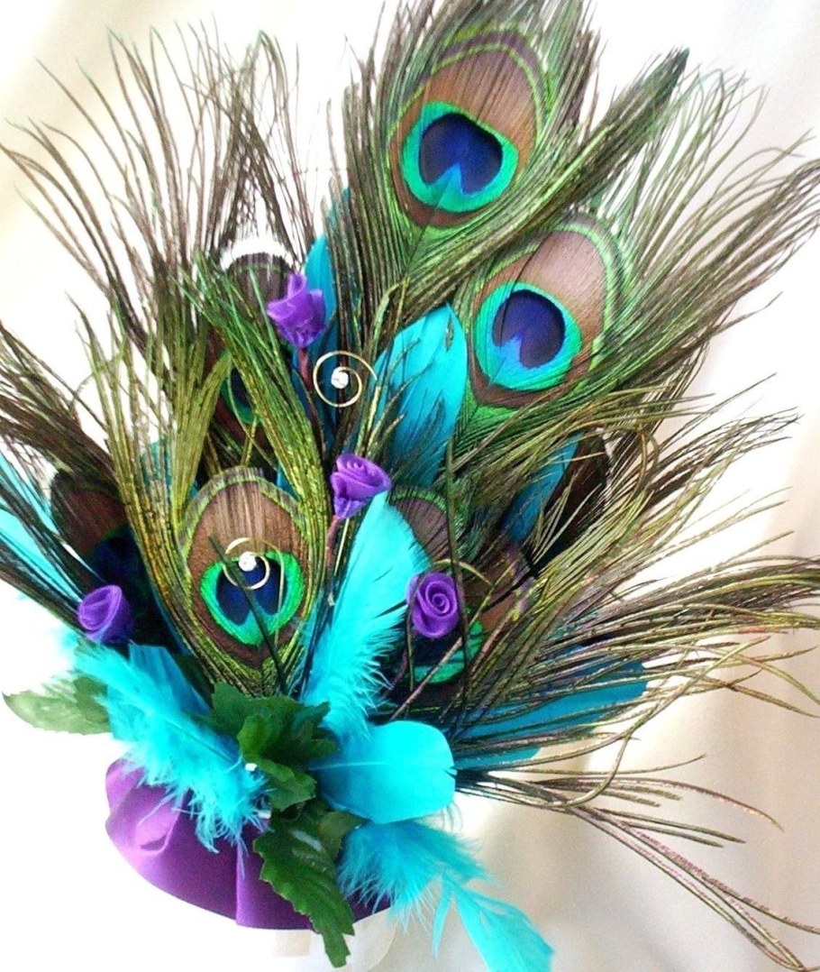 Композиция из павлиньих перьев