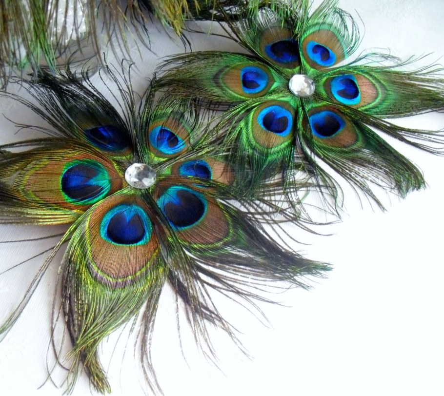 Украшения из перьев павлина