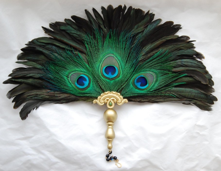 Веер с павлиньими перьями