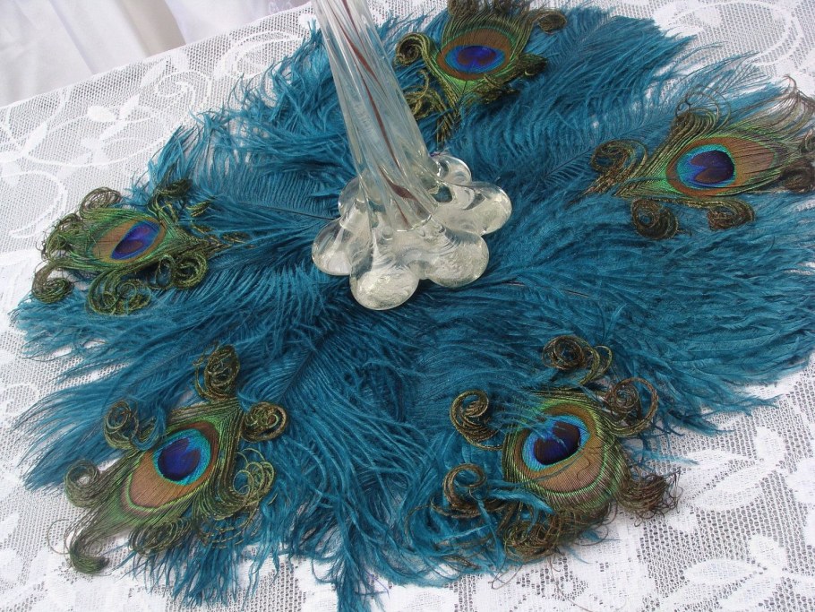 Декор свадьбы павлиньими перьями