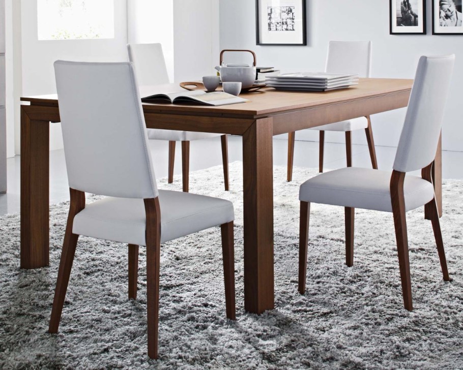 Круглый стол с одной изогнутой ножкой