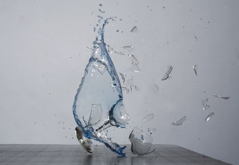 Земной шар из воды