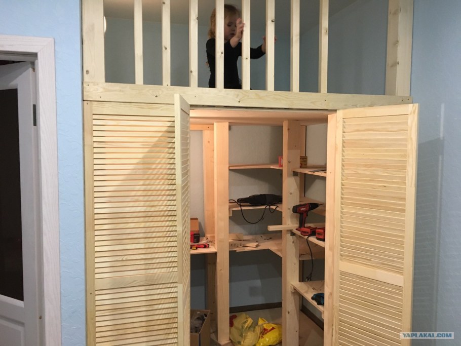 Шкаф из вагонки на даче