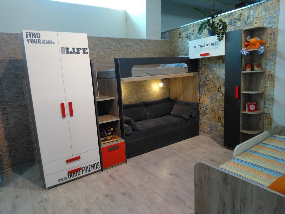 Кровать чердак с диваном клюква