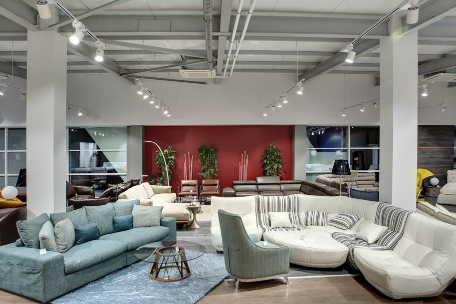 Большой мебельный магазин