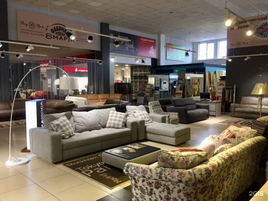 Большой мебельный магазин
