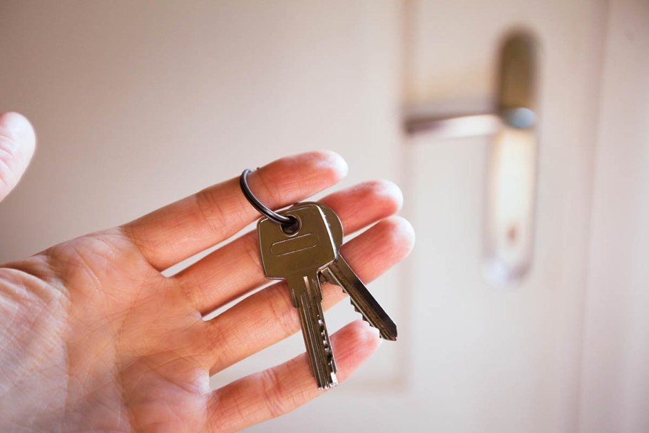 Нарисованные ключи от квартиры на белом фоне