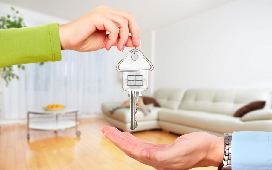 Ключи от авто на столе