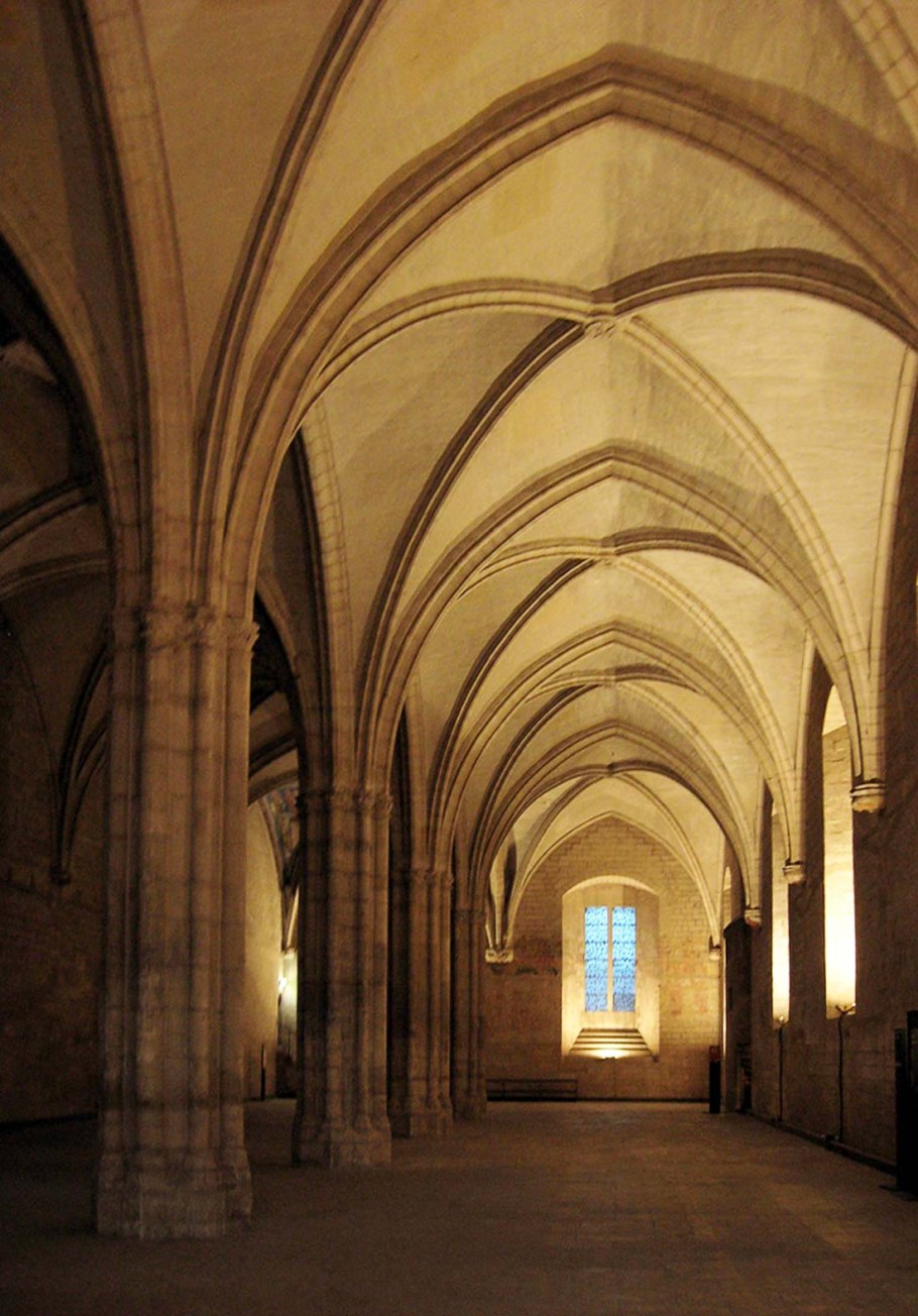 Кирпичный полуцилиндрический свод в церкви