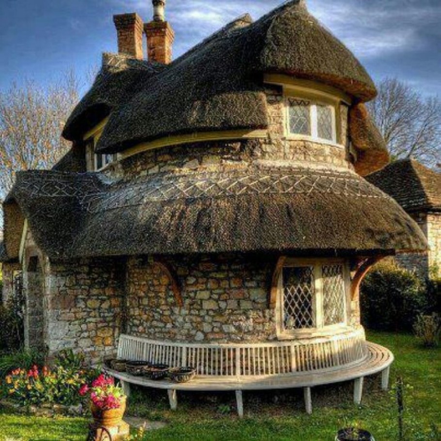 Сказочный домик в цветах