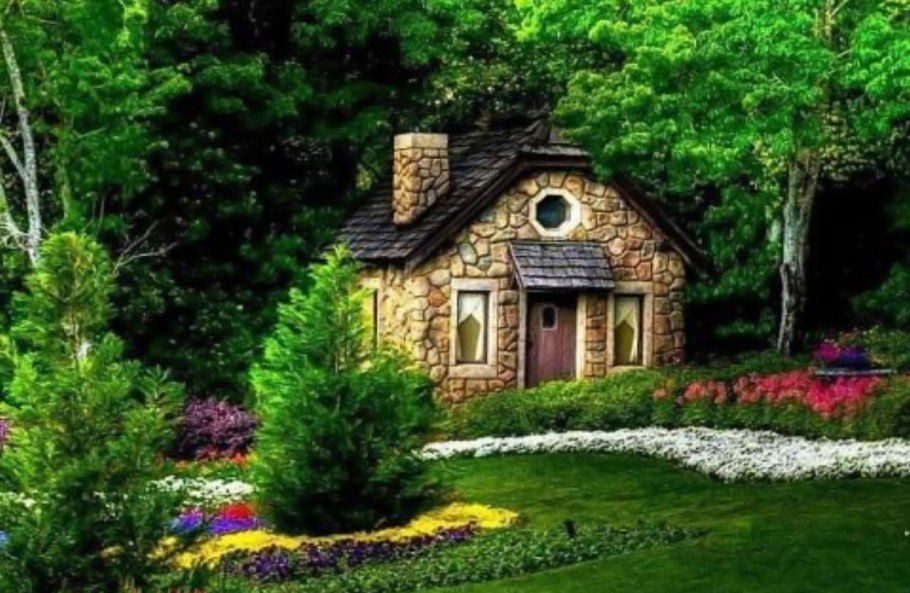 Сказочный дом в розовых цветах