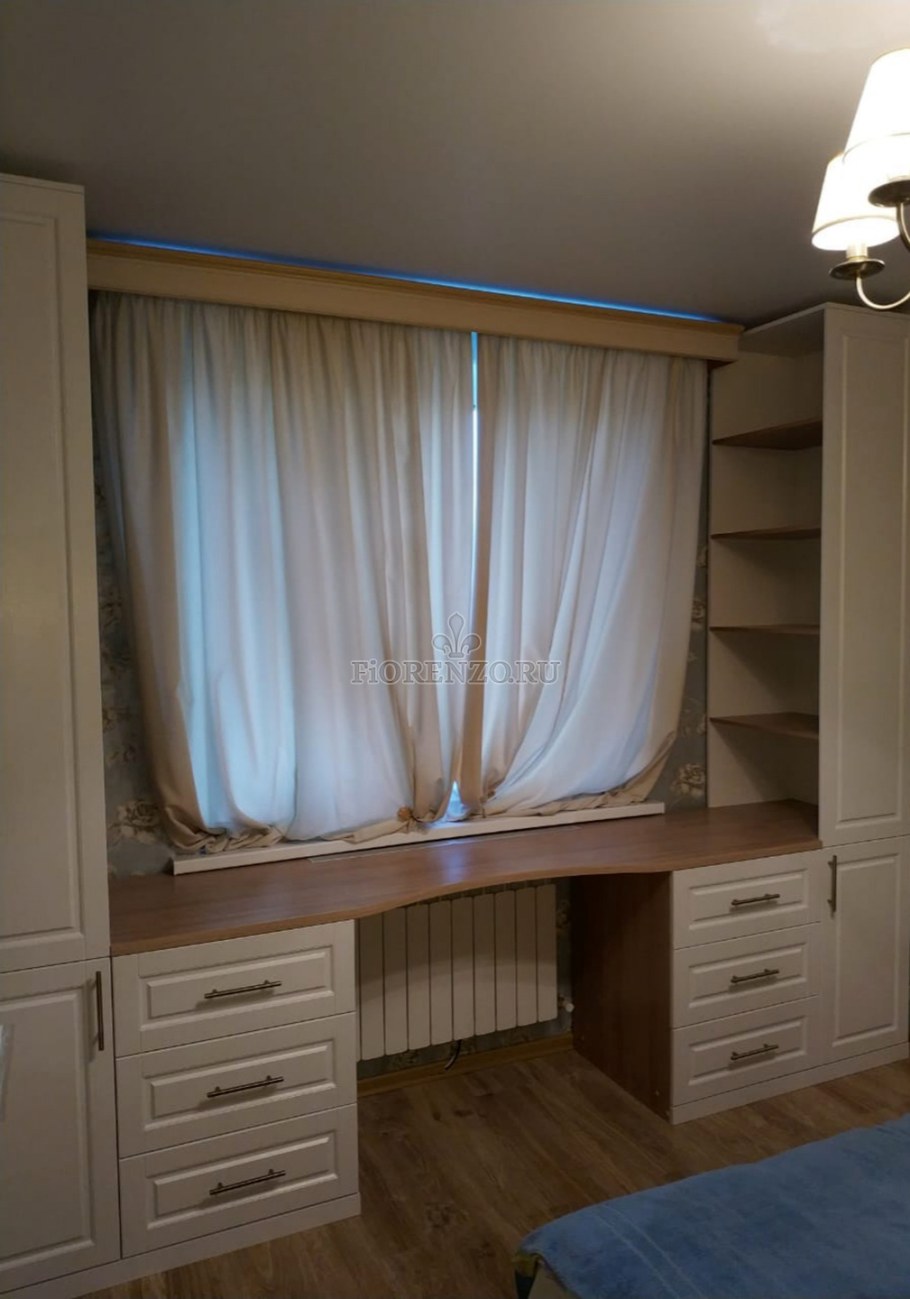 Шкафы возле окна