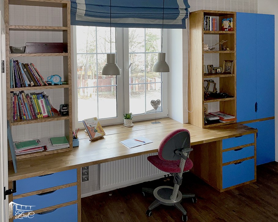 Стеллаж вокруг окна