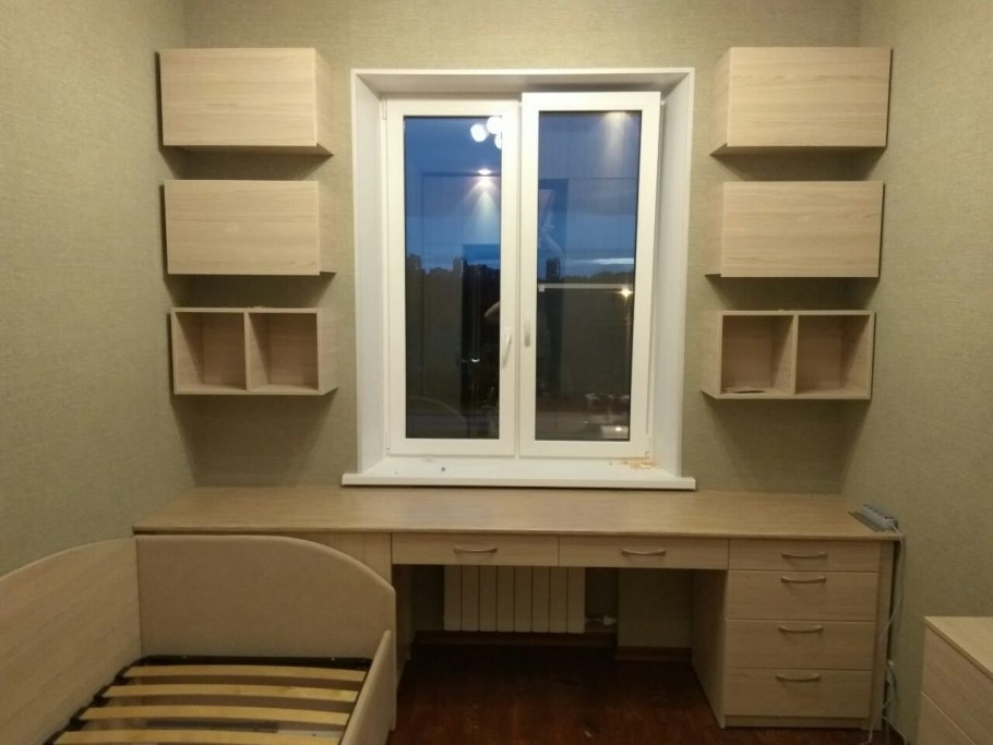 Шкафы возле окна