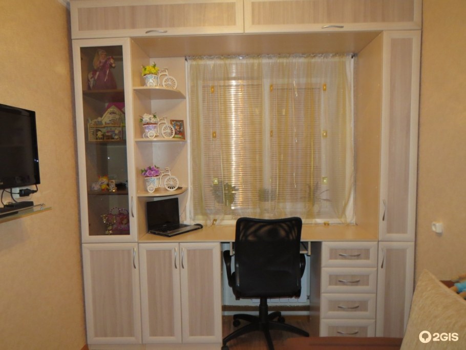 Стол со шкафчиками у окна