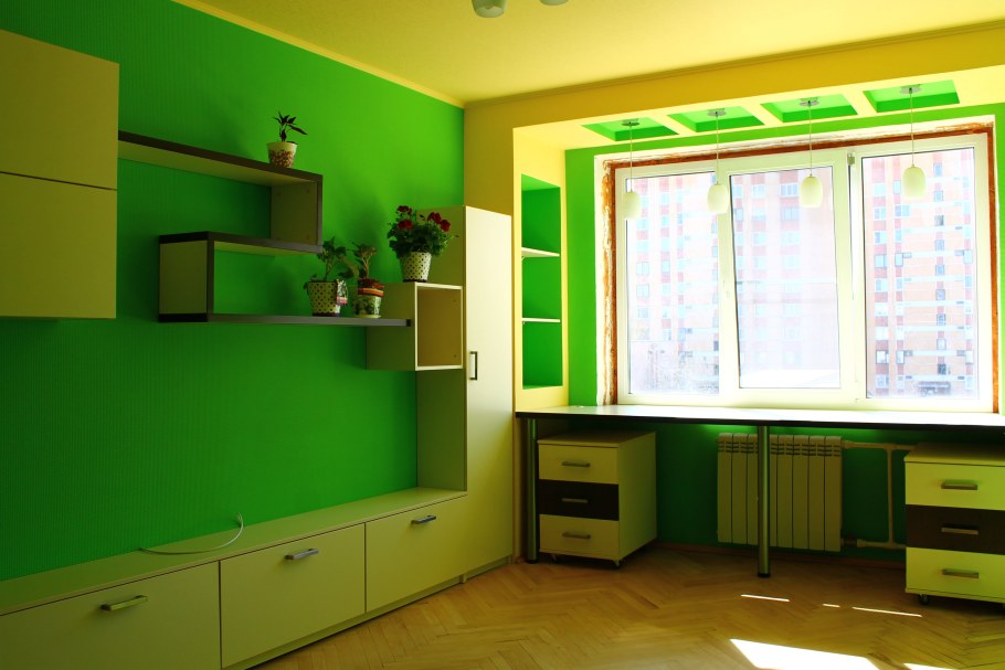 Шкафы возле окна