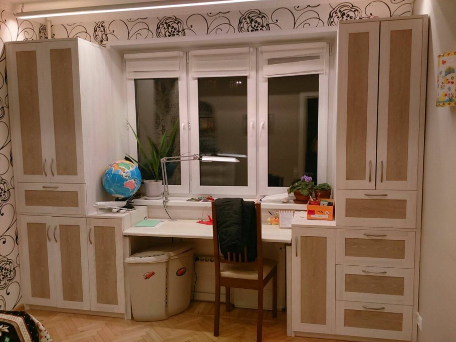 Письменный стол у окна в детской