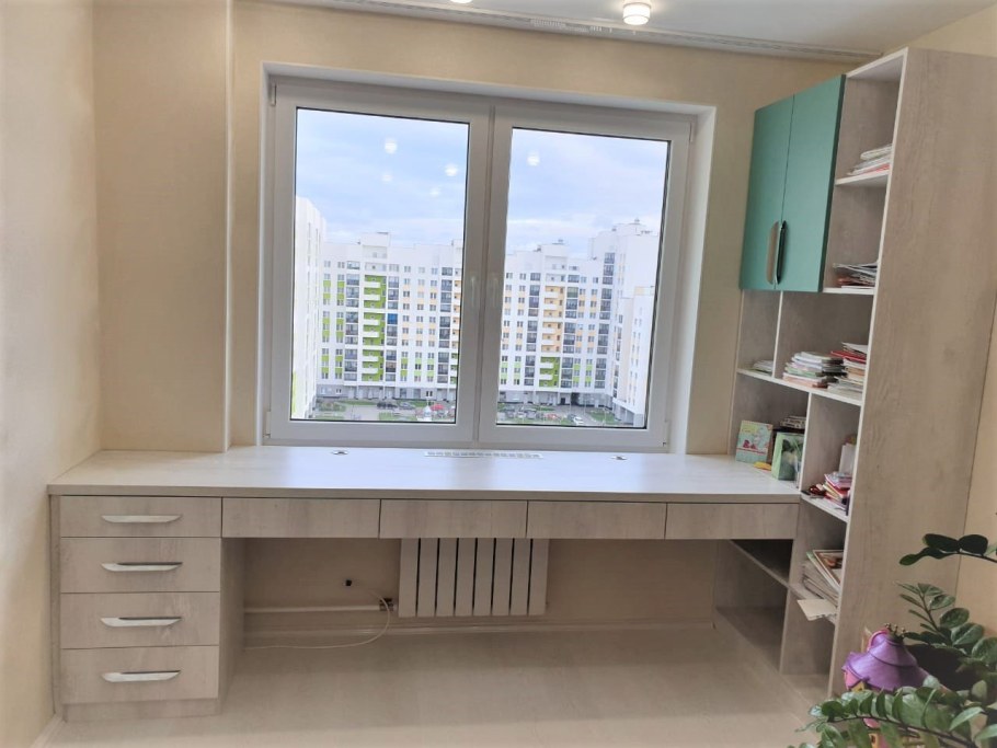 Встроенный письменный стол у окна