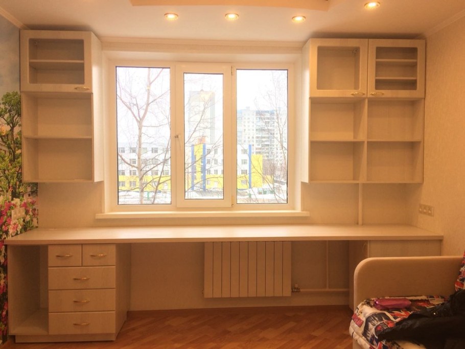 Шкаф вокруг окна