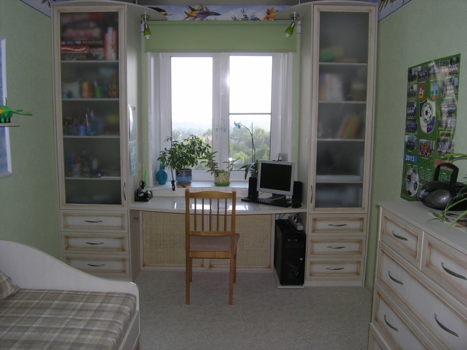 Стенка у окна со столом