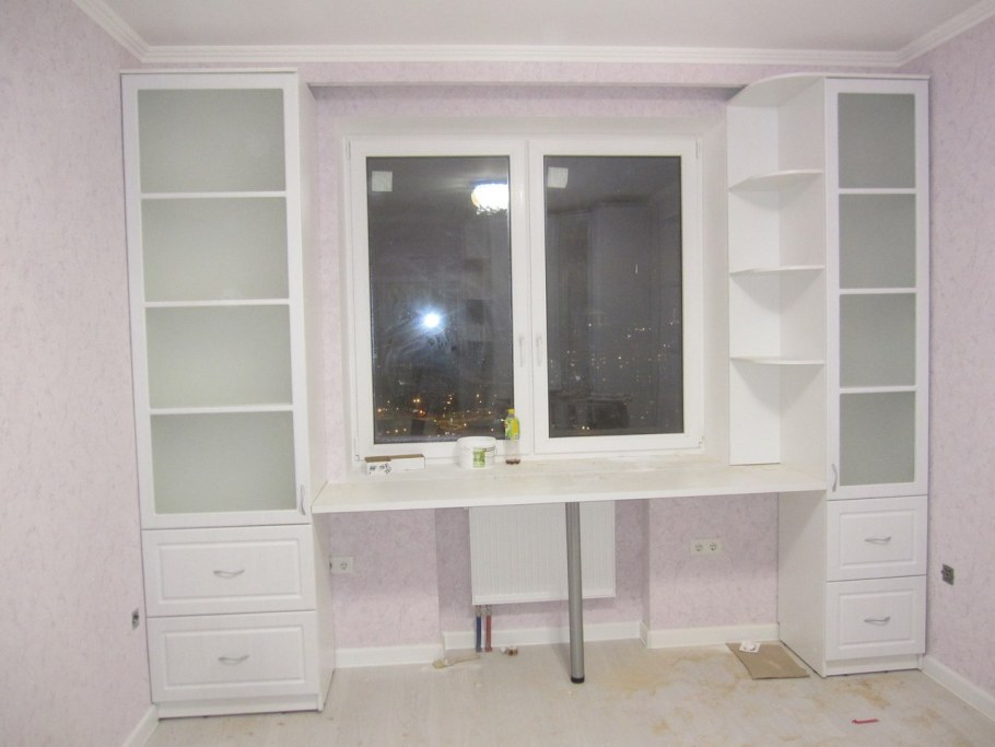 Стол вдоль окна в детской